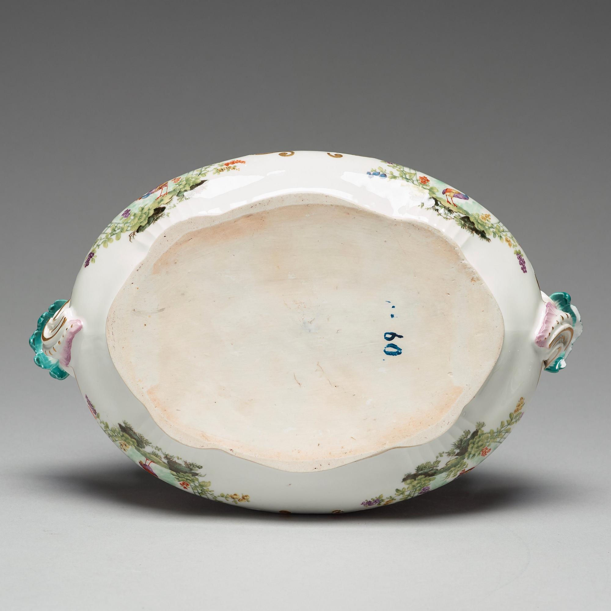 TERRIN med LOCK och FAT, porslin. Meissen, 1700-tal.