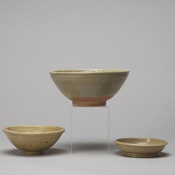 SKÅLAR, två stycken, samt FAT, keramik. Sydostasien,