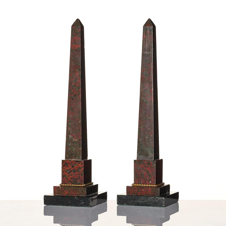 Obelisker ett par, tidigt 1900-tal.