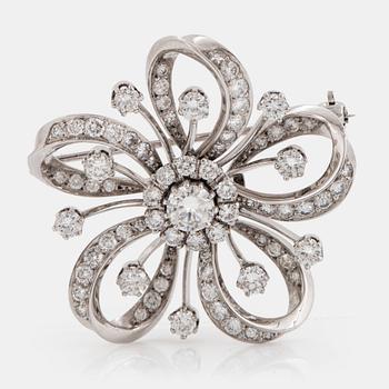 833. An 18K white gold brooch set with round brilliant-cut diamonds with a total weight of ca 2.50 cts.