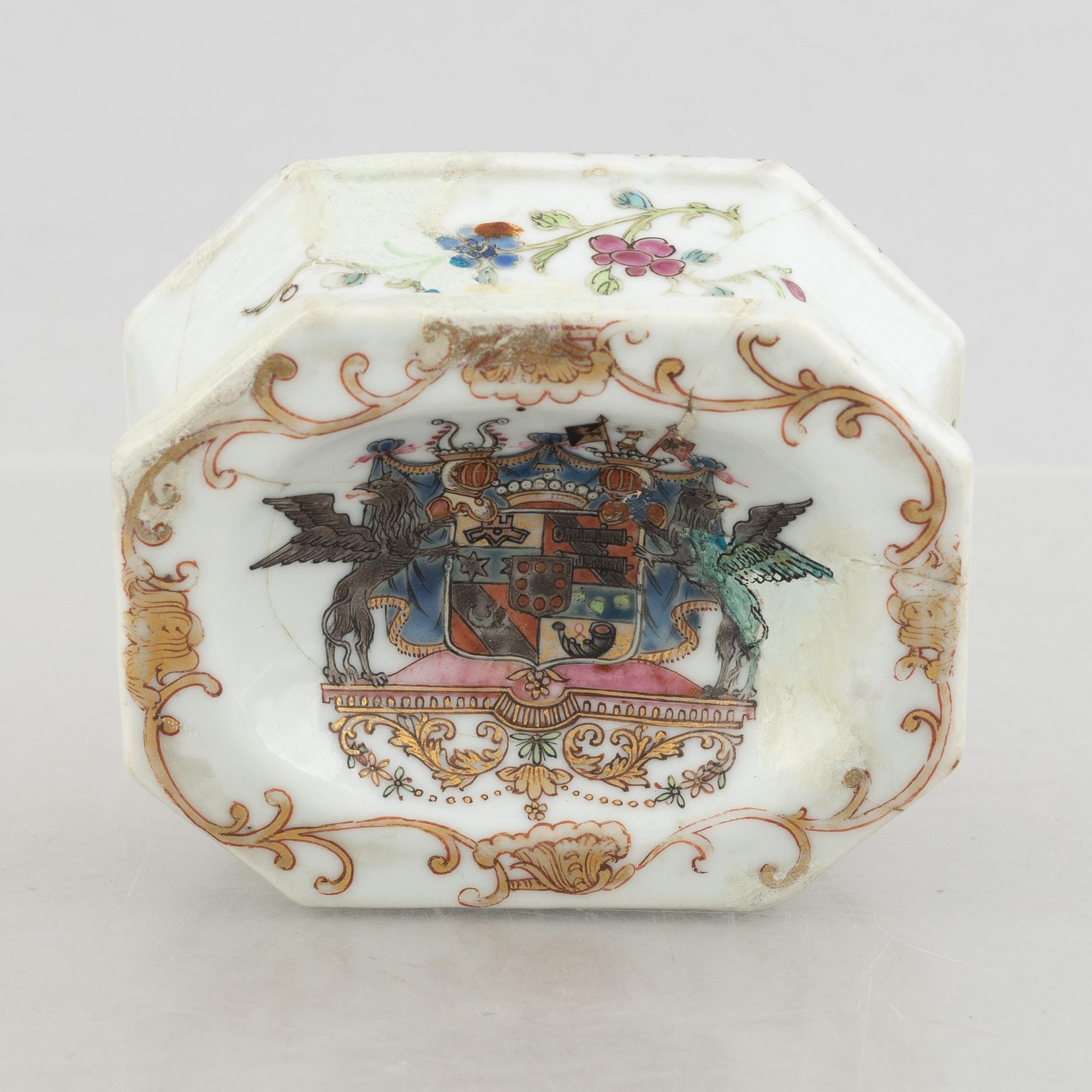 An armorial export porcelain salt cellar, China, Qianlong (1736-95).