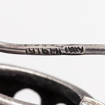 Kai Lindström, Brosch, ring och örhängen, silver, granit. Kalevala Koru, Helsingfors 1968.