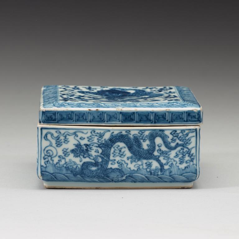 A Chinese porcelain box and cover, Qing dynasty, early 19th century.
