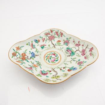 A Chinese porcelain bowl 19th century.