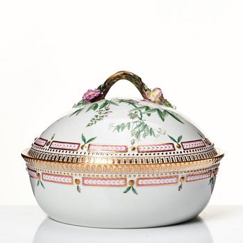 Karott med lock, porslin. Royal Copenhagen, "Flora Danica", Danmark, 1900-tal.