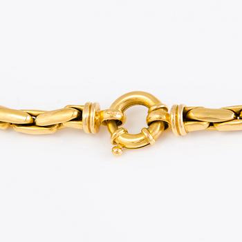 An 18K gold necklace.