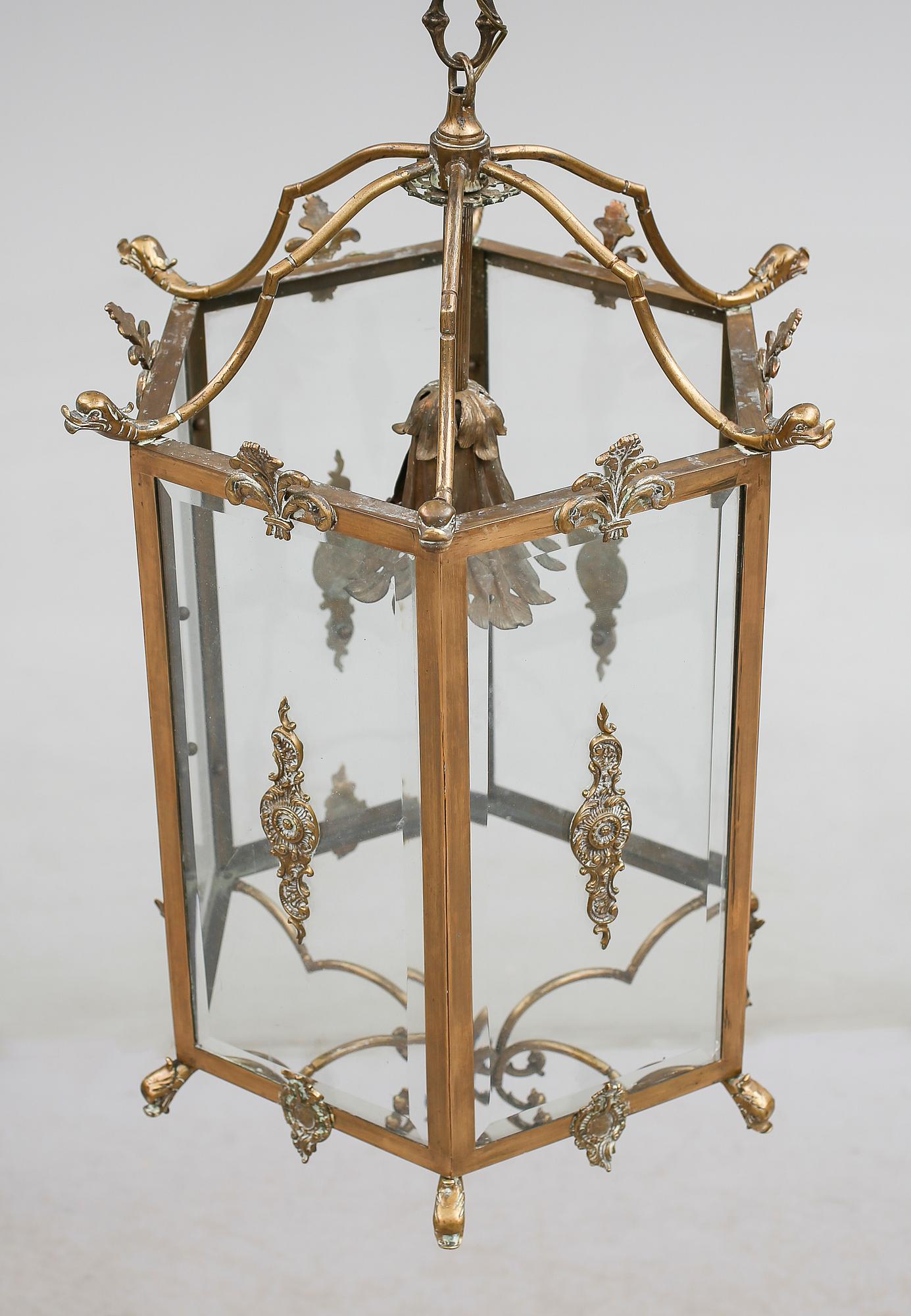 TAKLYKTA, mässing, 1900-talets första hälft. Höjd ca 70 cm.
