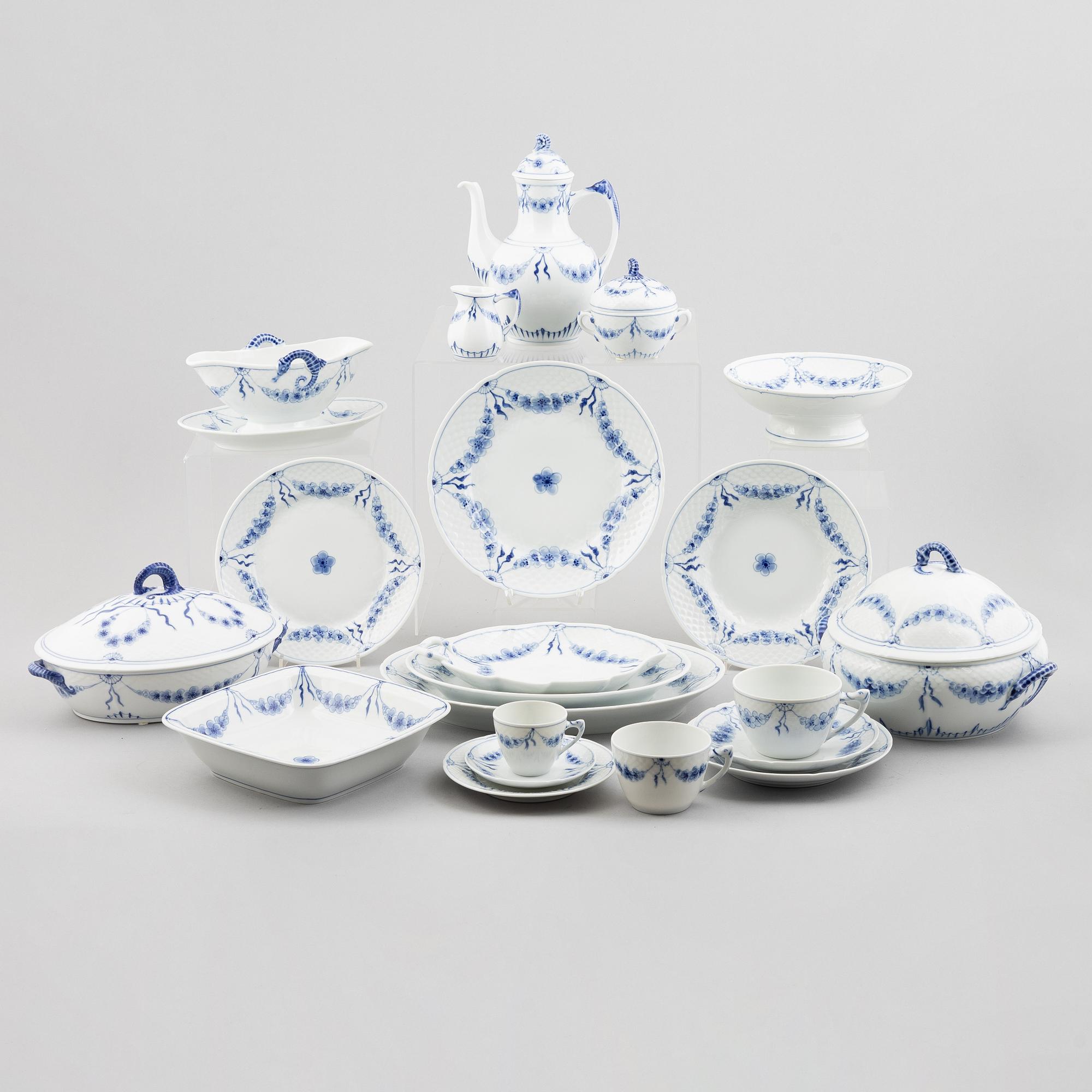 Harriet Bing, a 50-piece porcelain dinner and coffee service, "Empire", Bing & Grøndahl, Danmark.