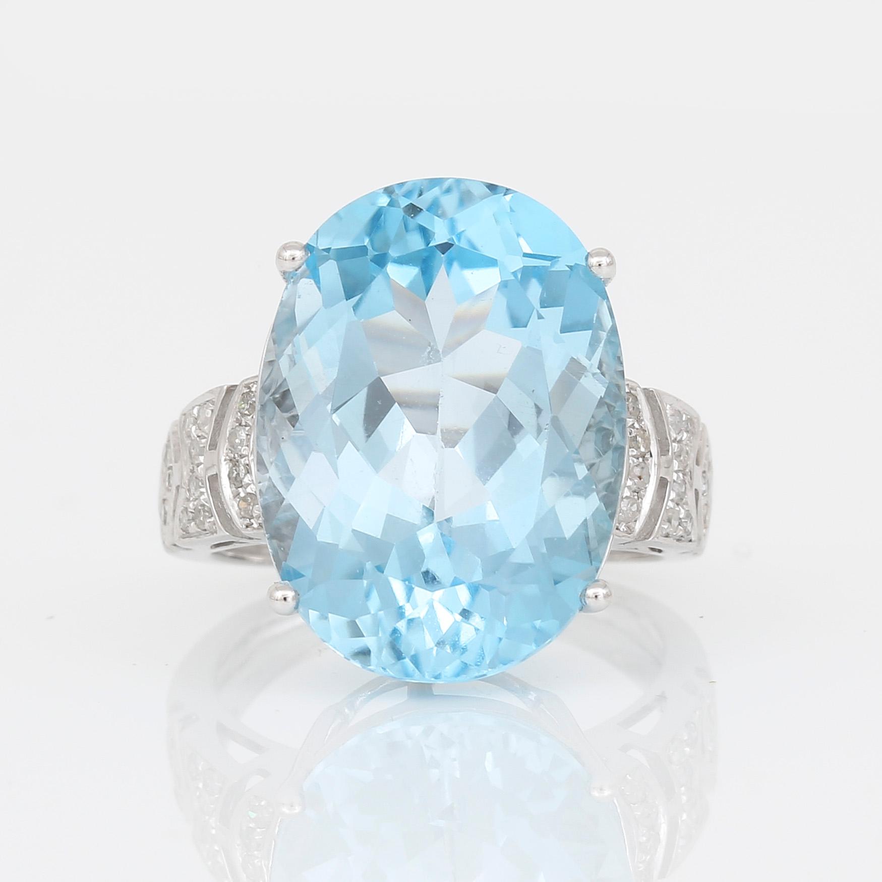 COCKTAILRING, 14K vitguld med ovalslipad blå topas, tot ca 15,82 ct, och åttkantslipade diamanter. Total vikt ca 6,39 g.