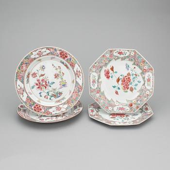 TALLRIKAR, ett par +1 +1, porslin, Kina, Qianlong (1736-1795).