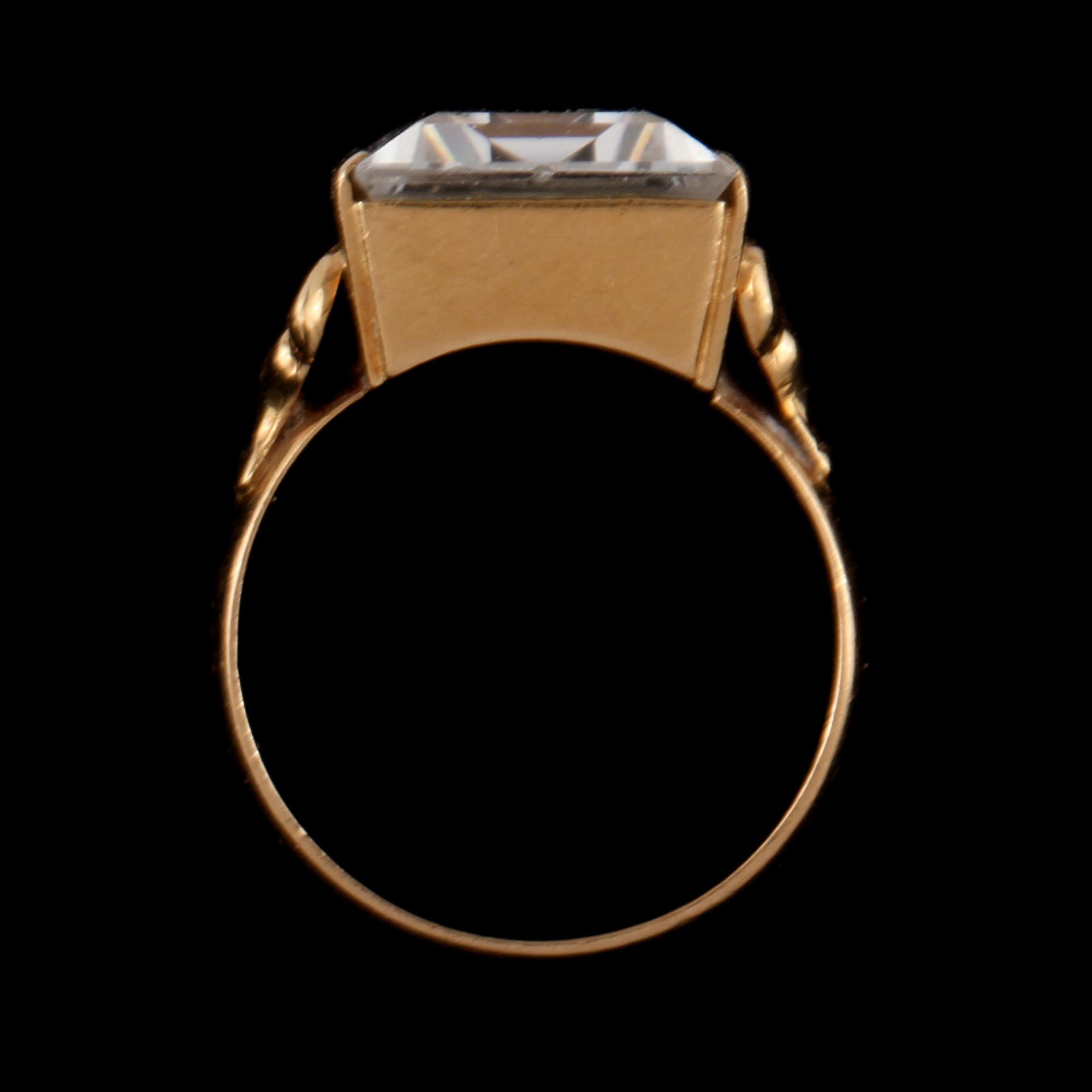 RING, 18k guld med fasettslipad bergskristall, Heribert Engelbert, Stockholm. Vikt 6 g.