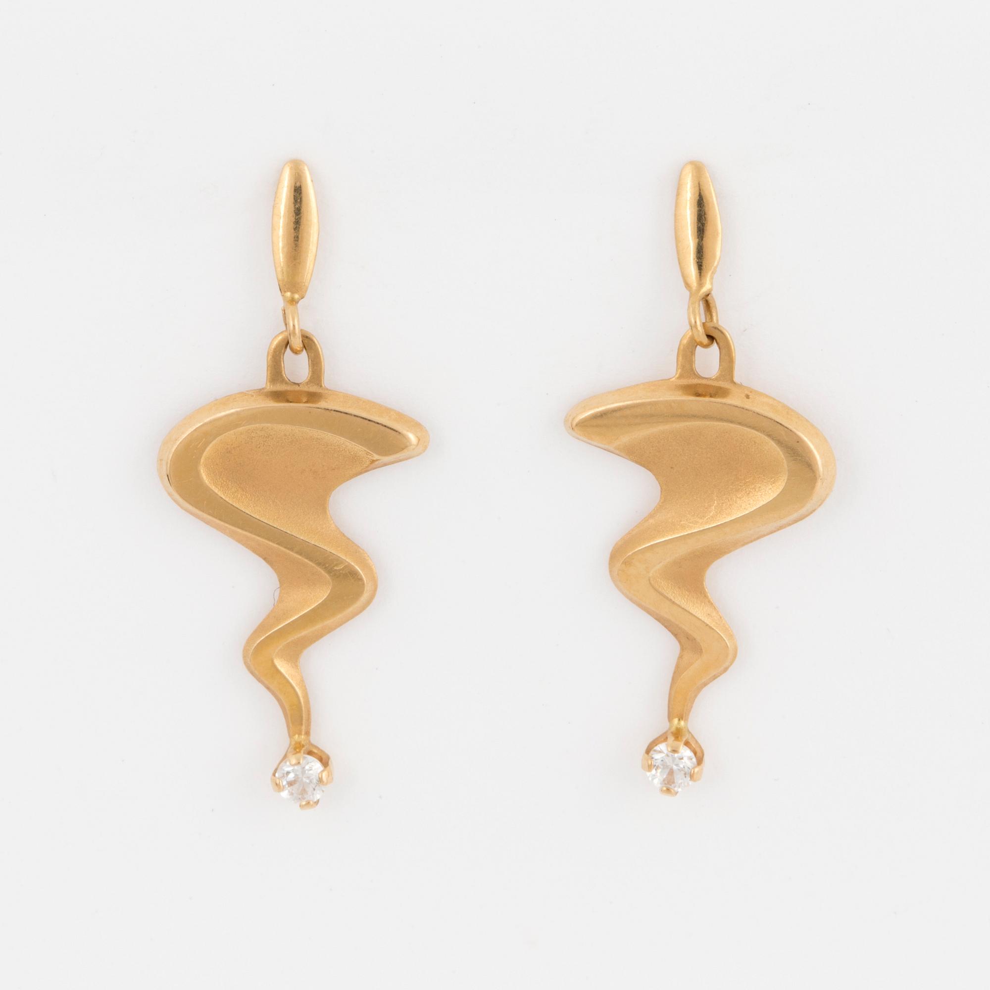 ÖRHÄNGEN, 18K guld + 2 briljanter ca 0.08 ct, Pernilla Wiberg collection från Alton.