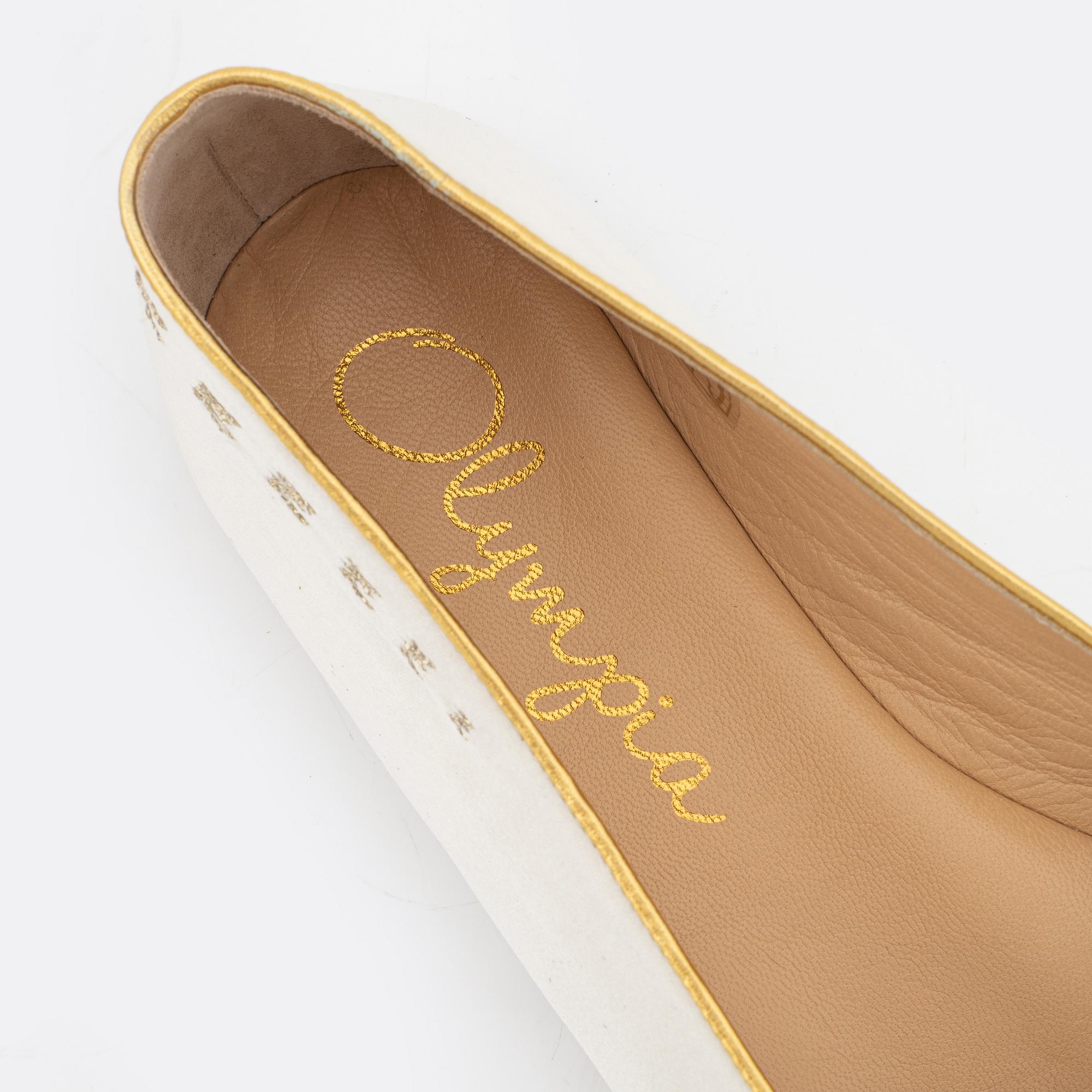 Charlotte Olympia, a pair of 'Cat nap' silk flats, a sleeping mask and a toilet bag, size S.