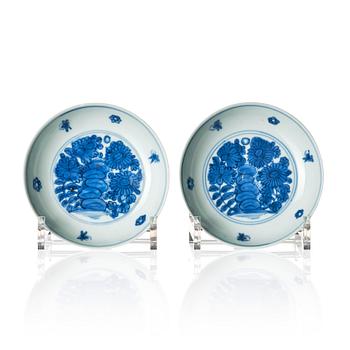 1158. A pair of blue and white dishes, Ming dynasty, 17th century.