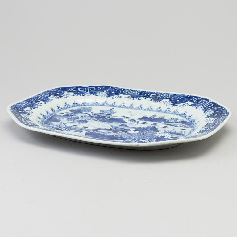 A blue and white export porcelain platter, Qing dynasty, Qianlong (1736-95).