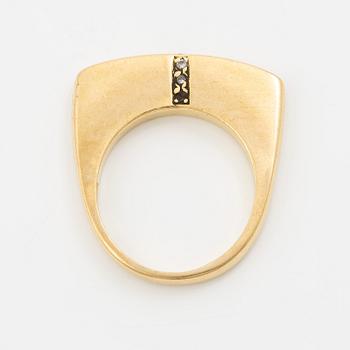 Ring, 18K guld med små briljantslipade diamanter.
