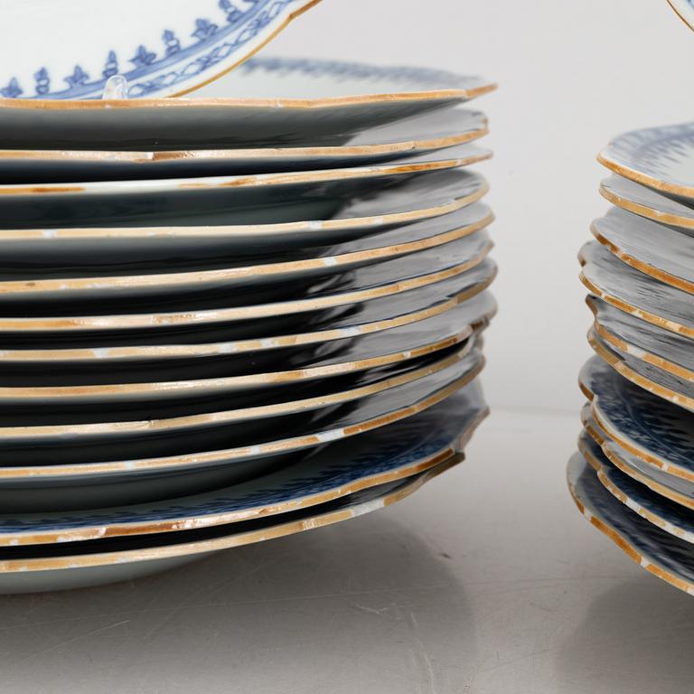 A set of 24 Chinese export porcelain plates, Qing dynasty, Qianlong (1736-95).