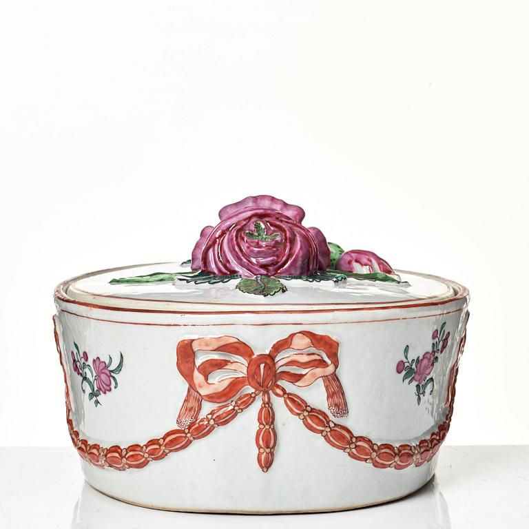 Pastejform med lock och fat, kompaniporslin. Qingdynastin, Jiaqing (1796-1820).