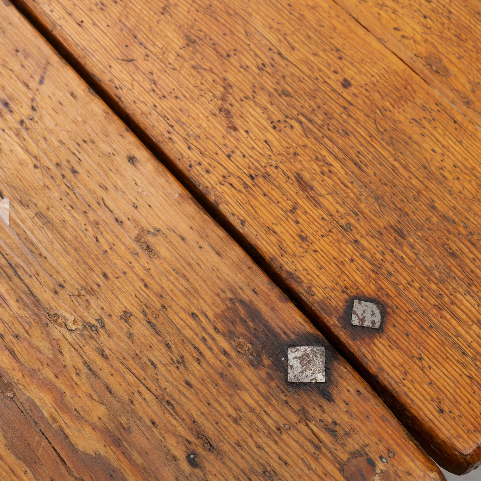 A gate leg table, 19th century.