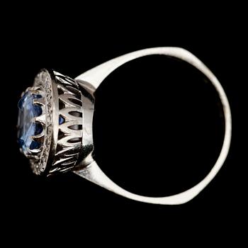 RING, 18 k vitguld, ljusblå safir 4,72 ct samt brljanter.