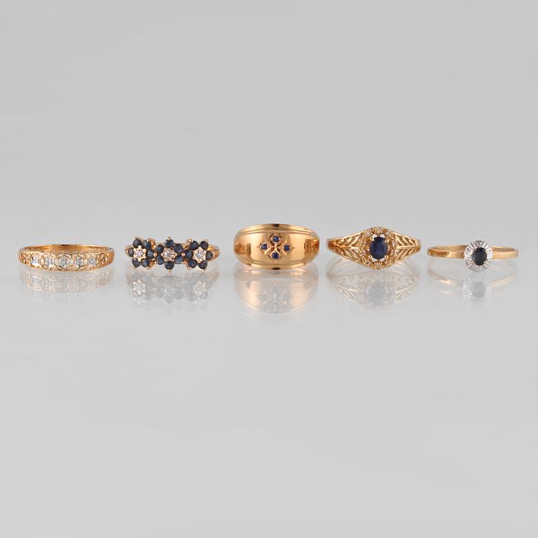 RINGAR, 5 st, 18K guld med åttkantslipde diamanter samt fasettsliapde blå safirer. Vikt 13, 4 gram.