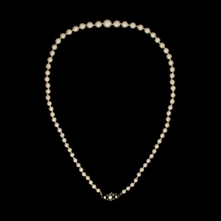 COLLIER, odlade pärlor med lås i silver.
