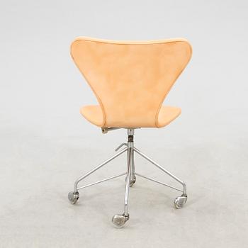 Arne Jacobsen, "Series 7" desk chair for Fritz Hansen, latter part of the 20th century.