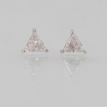 ÖRHÄNGEN, 18K vitguld med triangelslipade diamanter, xa 0.95 ct. Vikt 2,5 gram.