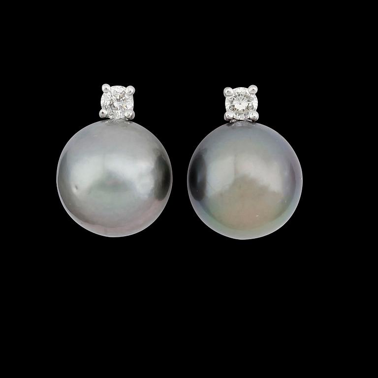 ÖRHÄNGEN, 1 par, 18 k vitguld, tahitipärlor och briljantslipade diamanter totalt 0.28 ct.