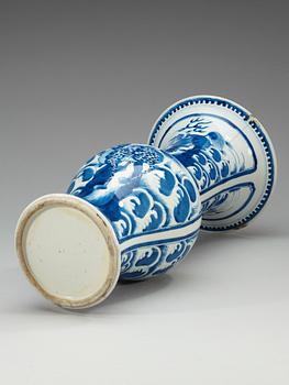 A blue and white vase, Qing dynasty, Kangxi (1662-1722).