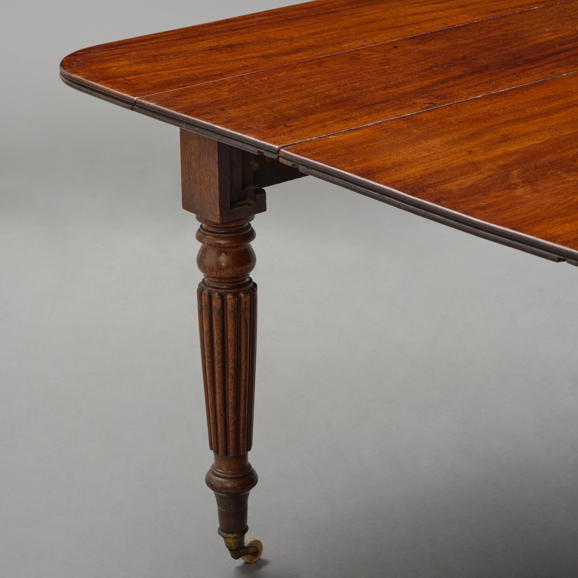 A Regency mahogany dining table, first part 19th century.