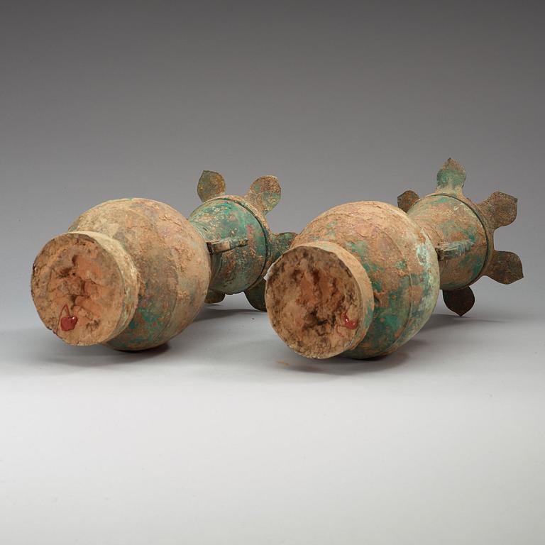 VASER, ett par, brons. Hu form, Arkaiserande, troligen Warring States/Han dynastin (481 f.Kr-220 e.Kr.).