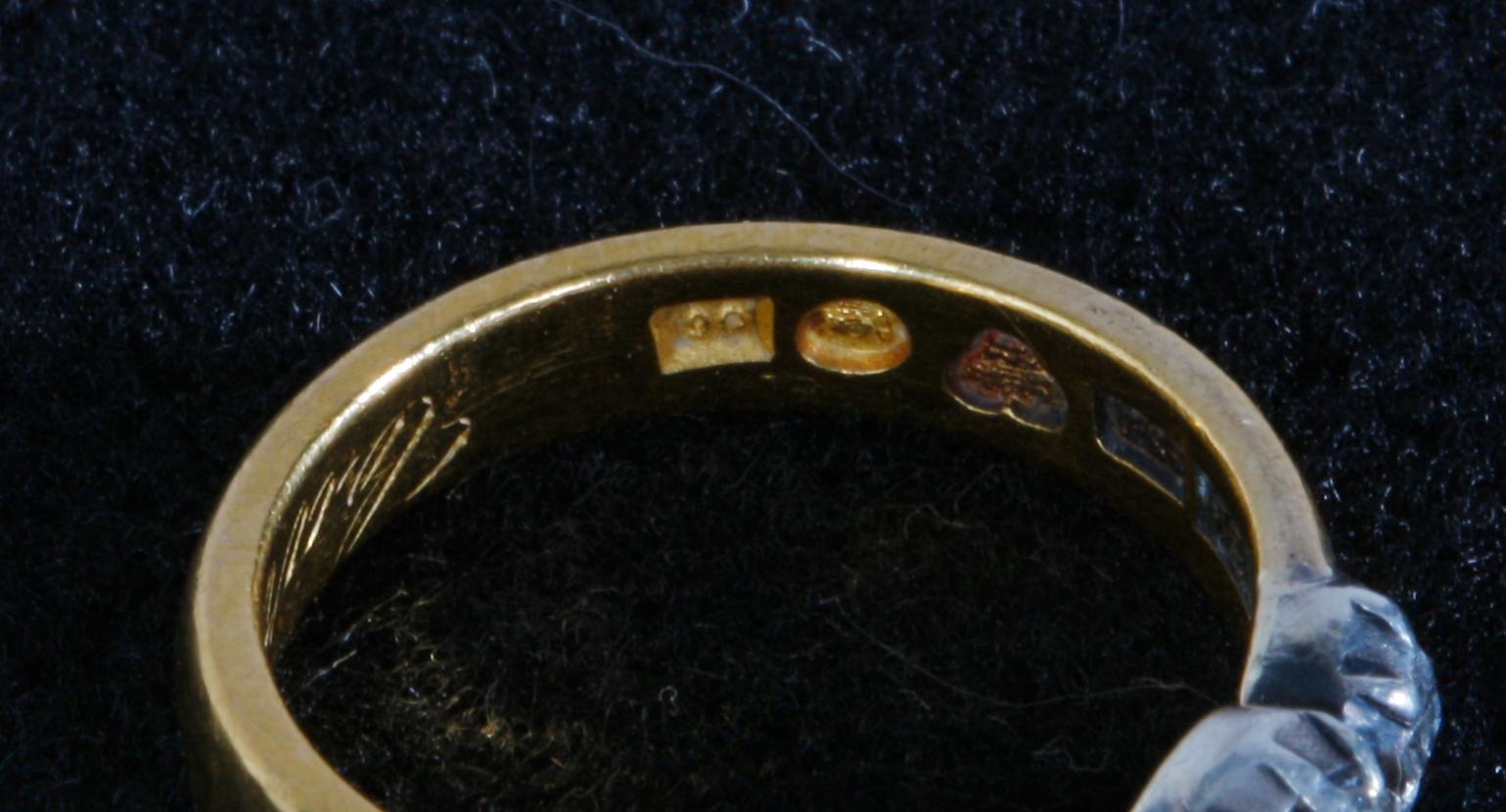 RING, guld, 23k, med tre silverinfattade rosenstenar.