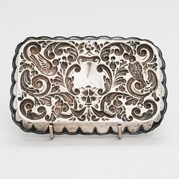 Lusikkapari, Lontoo 1787-91, purkki, Lontoo 1891 ja vati, Chester 1906, sterlinghopeaa, Englanti.