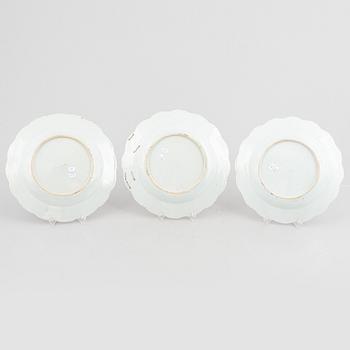 A set of five famille rose dishes, and two small dishes, Qing dynasty, Qianlong (1736-95).