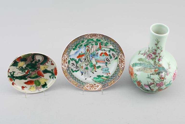 VAS samt TALLRIKAR, 2 st, porslin, Kina, 1900-tal.