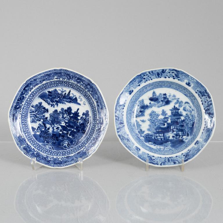 A blue and white export porcelain bowl and three berry plates, China, 18th-19th century.
