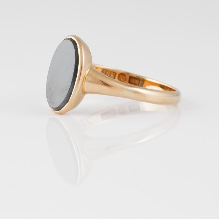 RING, 18K guld samt slipad onyx, Göteborg, 1940. Vikt 3,8 gram.