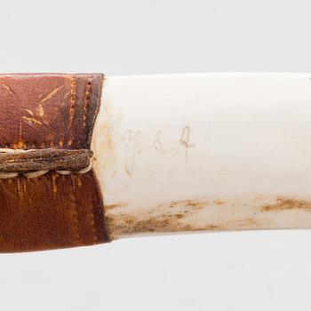 4 puukkoa, signeerattuja, saamenkäsityö / duodji, 1900-luku.