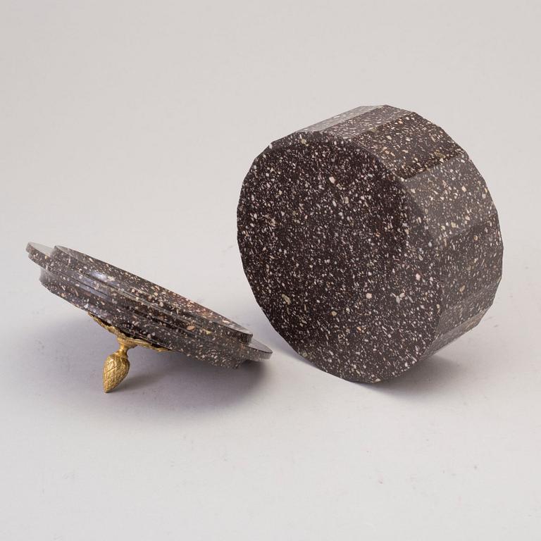 SMÖRASK MED LOCK. Älvdalen, 1800-talets början, Empire.