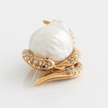 Pendant, 18K gold with baroque-shaped pearl and a serpent motif with brilliant-cut diamonds.