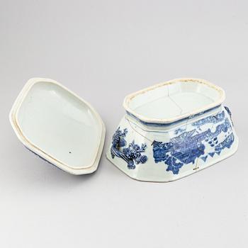 A blue and white tureen, Qing dynasty, Qianlong (1736-95).