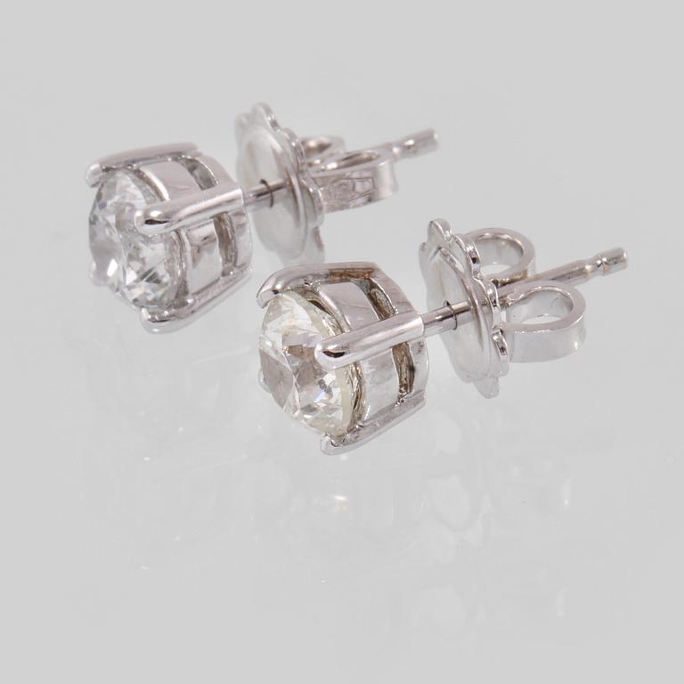 ÖRHÄNGEN, 18K vitguld med briljantslipade diamanter ca 1.93 ct. Vikt 3,1 gram.