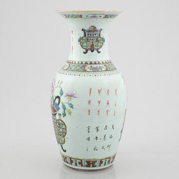 A porcelain urn, China, early 20th century.