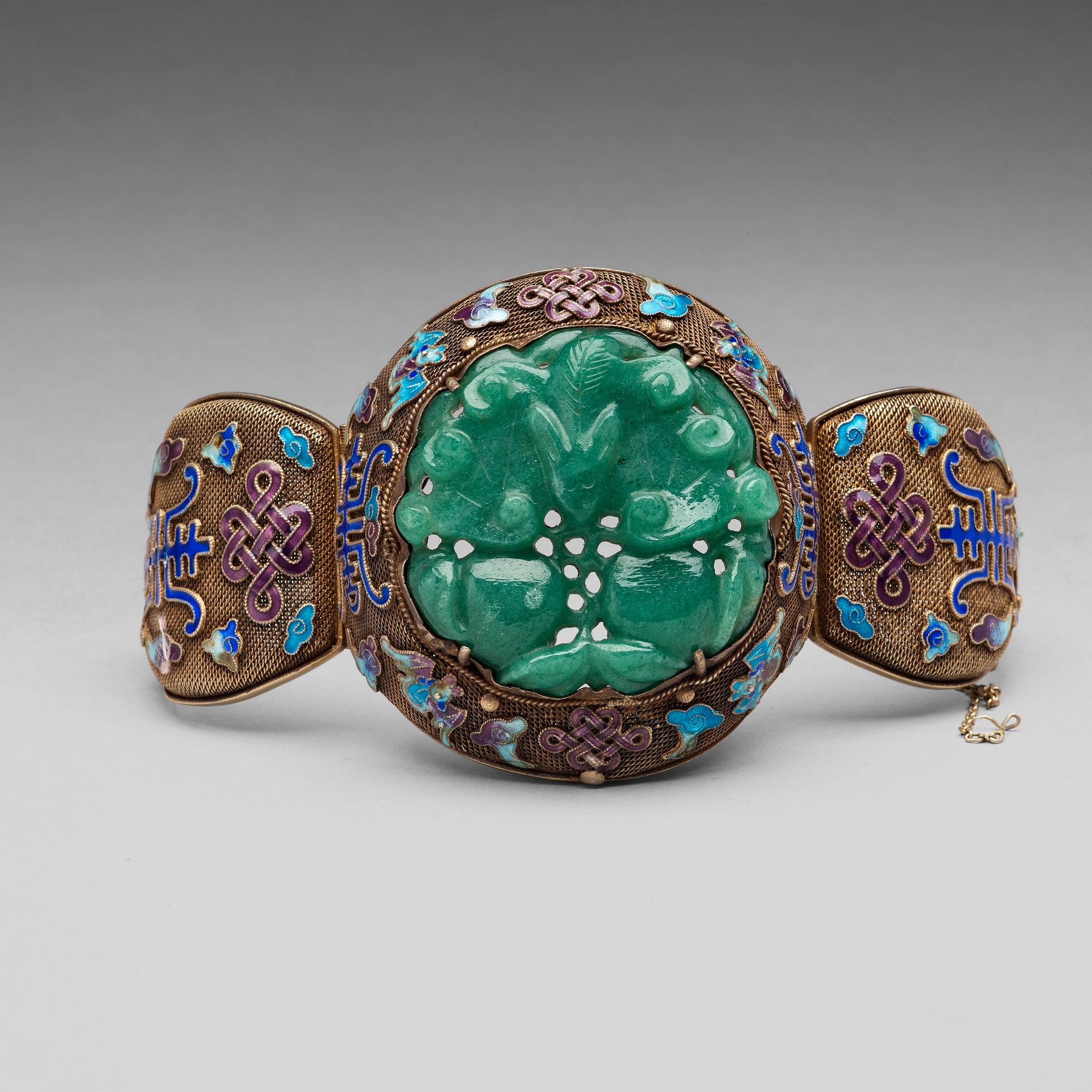 A filigree bracelet with inlays of cloisonné and a sculptured stone, Qing dynasty.