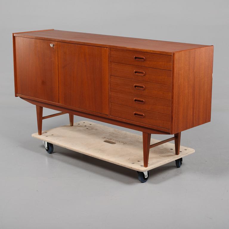SIDEBOARD, 1900-talets tredje kvartal.