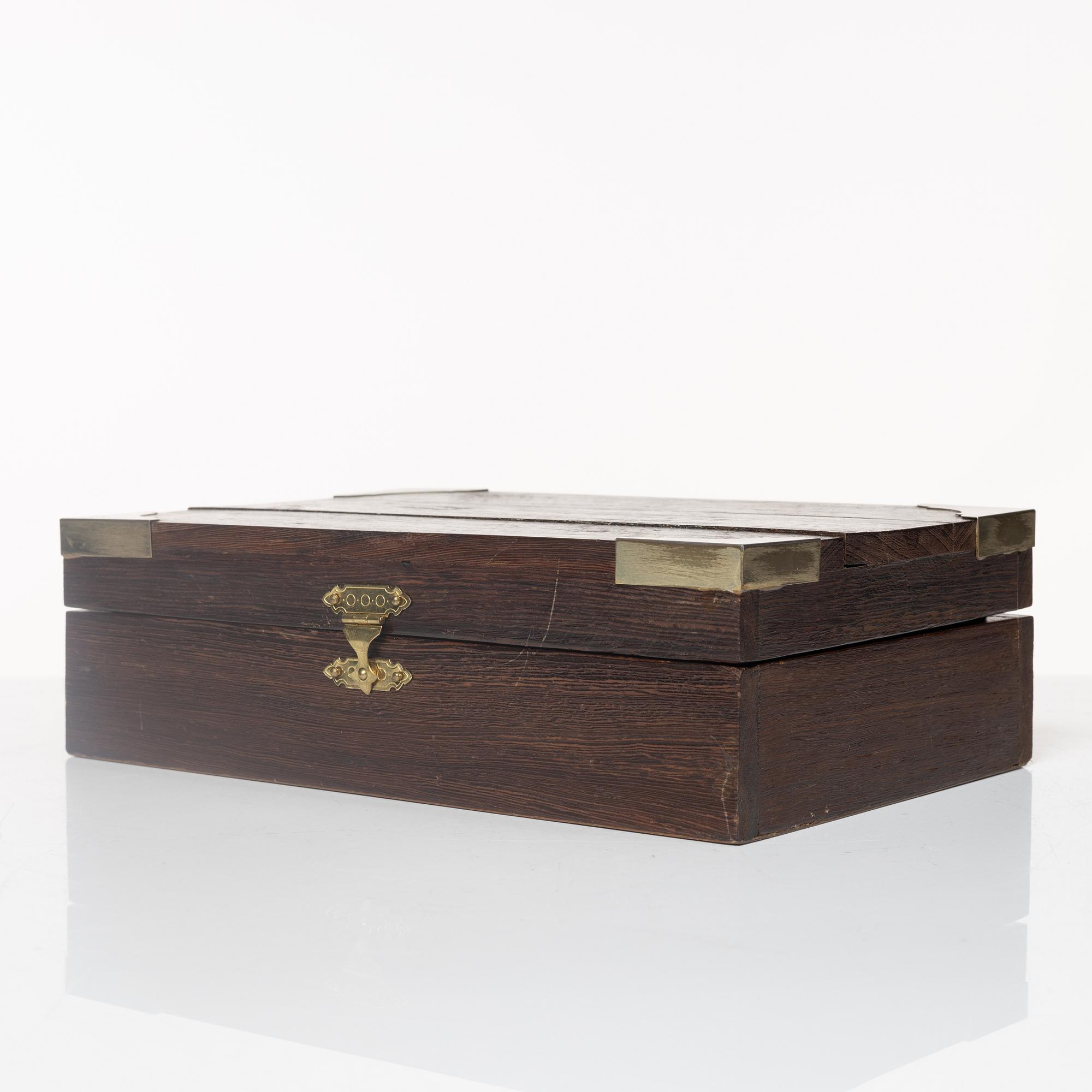 Slaglåspistoler ett par belgiska, i senare schatull, 1800-tal.