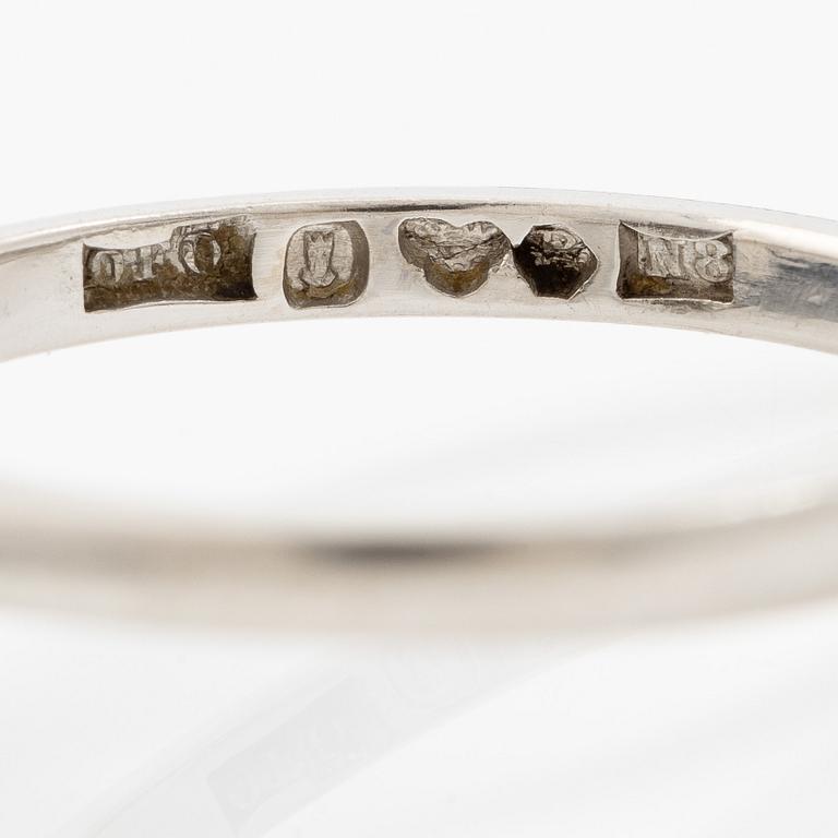 Ring, carmosé, platina med safir och briljantslipade diamanter.