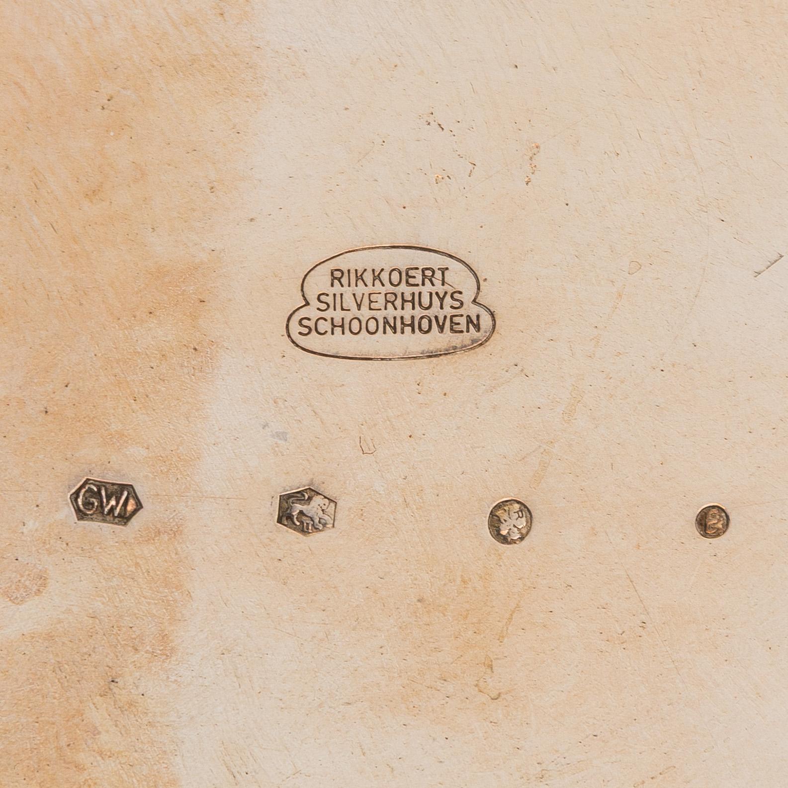 G. Wijland, Malja, kullattua hopeaa, Orania-Nassaun vaakunalla. Gouda, Hollanti 1989.