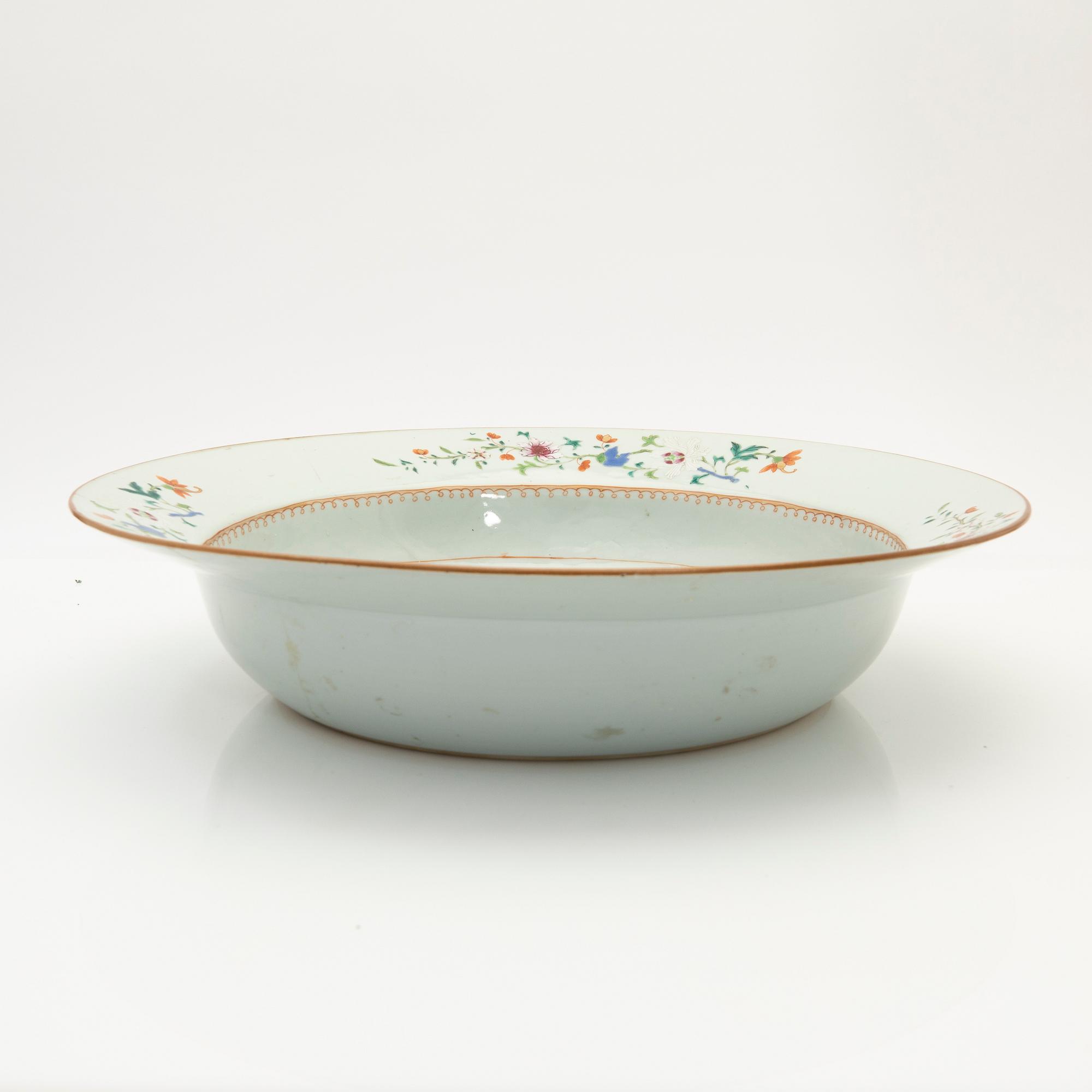Wash basin, porcelain, Qing dynasty, China, 19th century.